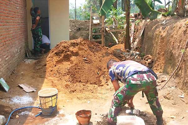Personel Kodim 0833 membangun jamban sehat di beberapa wilayah. (ist) - Kodim 0833 Sebar Pembangunan Jamban Sehat di Kota Malang