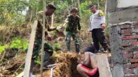 Personel Koramil Kedungkandang bangun jamban sehat untuk warga Bumiayu. (ist) - Peduli Kesehatan, Personel Koramil Kedungkandang Bangun Jamban Sehat untuk Warga Bumiayu