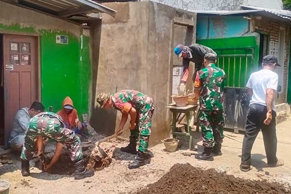 Personel Koramil Sukun bangun jamban sehat untuk masyarakat Tanjungrejo. (ist) - Personel Koramil Sukun Bangun Jamban Sehat untuk Masyarakat Tanjungrejo