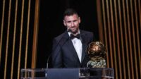 Pesepakbola Lionel Messi menerima penghargaan Ballon d'Or 2023. (ist) - Lionel Messi Raih Ballon d'Or ke-8