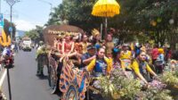 Peserta Batu Art Flower Carnival dari Desa Mojorejo Kota Batu menampilkan Replika Prasasti Sangguran. (dik) - Batu Art Flower Carnival Angkat Hasil Potensi Asli Kota Batu
