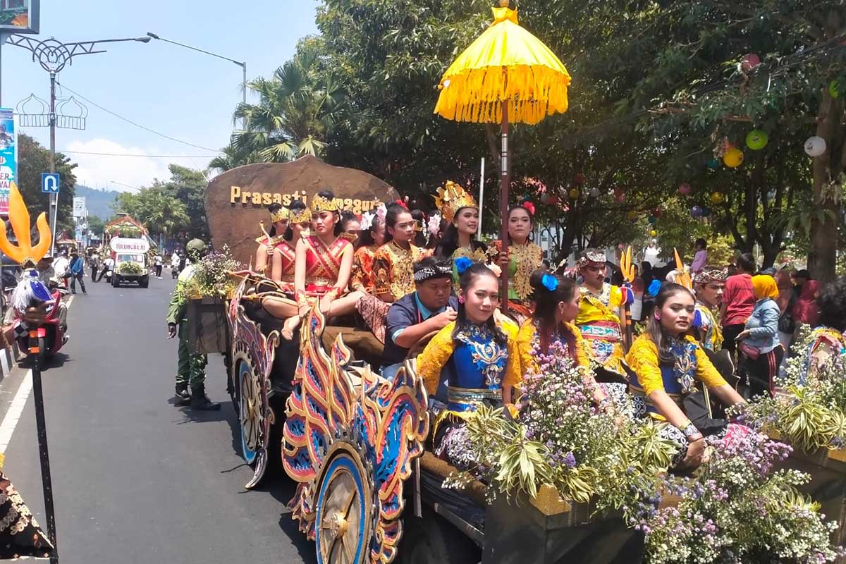 Peserta Batu Art Flower Carnival dari Desa Mojorejo Kota Batu menampilkan Replika Prasasti Sangguran. (dik) - Batu Art Flower Carnival Angkat Hasil Potensi Asli Kota Batu