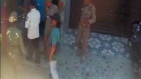 Petugas Satpol PP saat mendatangi tempat karaoke di eks lokalisasi ternama Gunung Sampan (GS) Desa Kotakan, Kecamatan Situbondo Kota, Kabupaten Situbondo. (Seru.co.id/mam) - Satpol PP Situbondo Tertibkan Tempat Karaoke Tak Berizin