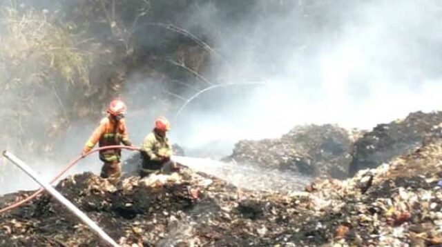 Petugas pemadam dari DPKP Batu berupaya memadamkan api yang ada di permukaan maupun di dalam tumpukan sampah. (Seru.co.id/dik) - Padamkan Kebakaran TPA Tlekung, Damkar Batu Hadapi Dua Jenis Api