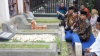 Pj. Wali Kota Batu, Ziarah di makam Alm H. Imam Kabul, Wali Kota Batu pertama. (ist) - Jelang Peringatan 22 Tahun Kota Batu, Pj Walikota Ziarah Makam Imam Kabul