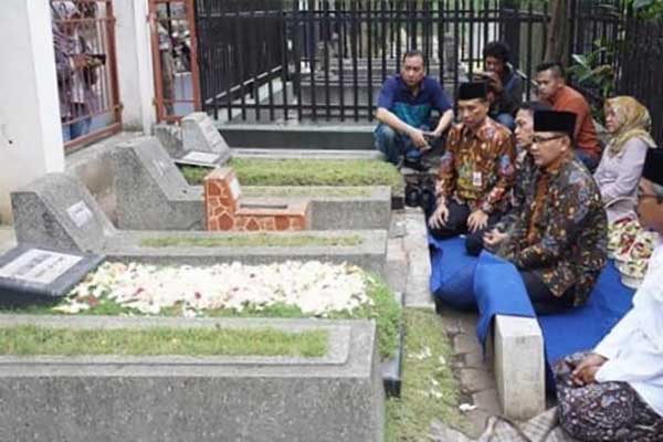 Pj. Wali Kota Batu, Ziarah di makam Alm H. Imam Kabul, Wali Kota Batu pertama. (ist) - Jelang Peringatan 22 Tahun Kota Batu, Pj Walikota Ziarah Makam Imam Kabul