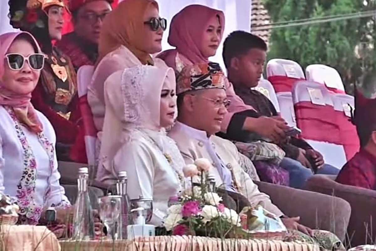 Pj. Wali Kota Batu dan Dwi Mardiana Aries Agung Paewai menghadiri Batu Art Flower Carnival. (ist) - Batu Art Flower Carnival Angkat Hasil Potensi Asli Kota Batu