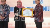 Pj Wali Kota Batu menerima penghargaan dari Gubernur Jatim. (ist) - Berkat Es Krim OMG dan TRIDI, Kota Batu Raih Inotek Award Jatim 2023