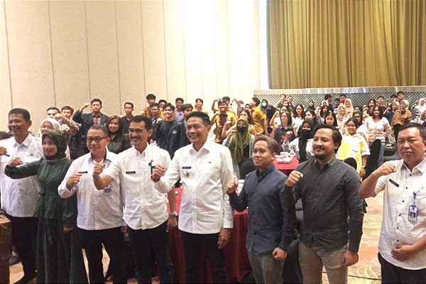 Pj Wali Kota Malang bersama peserta bimtek Bimtek Layanan Teknologi Informasi Masyarakat. (ws8) - Pemkot Malang Dorong Milenial Kembangkan Potensi Ngegame Asik dan Sehat