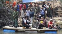 Pj. Wali Kota Malang dan jajarannya, mencoba menaiki gethek yang sempat viral dan memastikan keamanannya. (ist) - Viral Gethek Jembatan Lembayung, Pj. Wali Kota Malang Beri Solusi Ini
