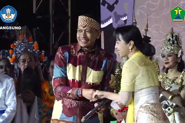 Pj Wali Kota Malang menerima cendera mata. (ist) - ASEAN Panji Festival Ajang Kolaborasi Lintas Budaya Negara Asia Tenggara