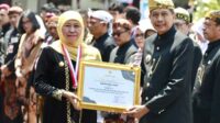 Pj Wali Kota Malang menerima penghargaan terbaik ketiga Aksi Hak Asasi Manusia. (ist) - Pemkot Malang Menerima Penghargaan Terbaik Ketiga Aksi Hak Asasi Manusia