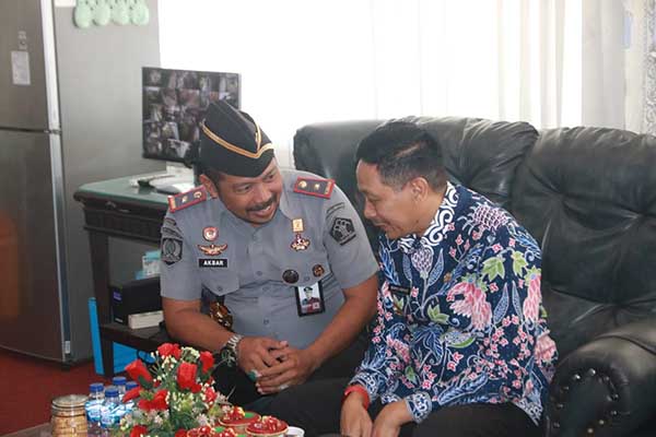 Pj Wali Kota Malang ngobrol dengan Kalapas baru. (ist) - Sambut Kalapas, Pj. Wali Kota Malang Ajak Sinergisitas Penegakan dan Edukasi Hukum