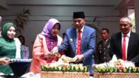 Pj. Wali Kota Malang potong tumpeng tempati rumah jabatan. (ist) - Pj. Wali Kota Malang Tasyakuran dan Doa Bersama Tempati Rumah Jabatan