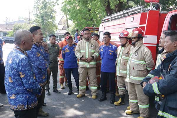 Pj Wali Kota berdialog dengan tim Damkar Kota Malang. (ist) - Kuatkan Pelayanan Publik, Pj Wali Kota Malang Sidak Empat OPD