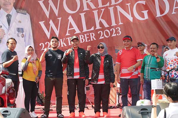 Pj Walikota Malang, Wahyu Hidayat sapa warga di World Walking Day. (Seru.co.id/ws8) - Pj Walikota Malang Sapa Warga di World Walking Day dan CFD