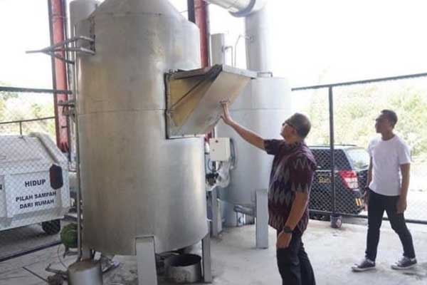 Pj. Wali Kota Batu Dr. Aries Agung Paewai SSTP MM meninjau Incinerator di TPA  Tlekung. (ist) - Sampah Residu Kota Batu Siap Dimusnahkan dengan Tiga Unit Incinerator