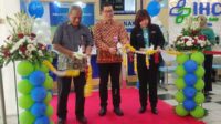 Potong pita simbolis peresmian Loket Pelayanan Informasi dan POROS. (rhd) - BPJS Kesehatan Gandeng RS Lavalette Resmikan Loket Pelayanan Informasi dan POROS