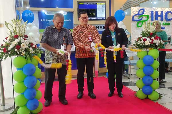 Potong pita simbolis peresmian Loket Pelayanan Informasi dan POROS. (rhd) - BPJS Kesehatan Gandeng RS Lavalette Resmikan Loket Pelayanan Informasi dan POROS