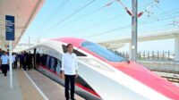 Presiden Jokowi dengan Kereta Cepat Whoosh. (ist) - Lanjutkan Proyek Kereta Cepat Sampai Surabaya, Presiden Jokowi Akan Terbang ke China
