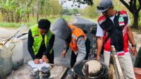 Proses Pengambilan sampel aspal di Segmen 1 Karangkates. (Seru.co.id/wul) - Penggarapan Aspal Karangkates Modangan Capai 12 Persen, Ditargetkan Akhir Tahun Rampung