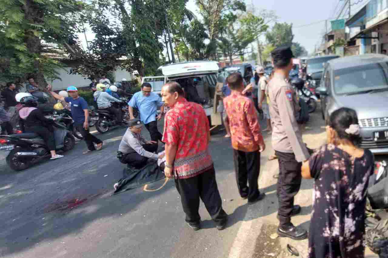 Menghindari Etalase Jatuh di Jalan Raya Genengan, Seorang Lelaki Tewas Menabrak Truk