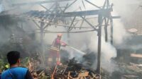 Proses pemadaman api di rumah yang terbakar di lokasi kebakaran. (ist) - Tiga Hari Berturut-turut Kabupaten Malang Alami Kebakaran di Tujuh Titik