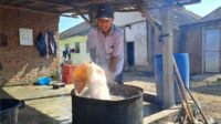 Proses perebusan kulit sapi mentah. (ist) - Usaha Kuliner Kerupuk Kulit Sapi Mampu Buka Lapangan Kerja dan Raup Keuntungan yang Menggiurkan