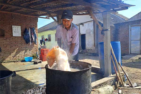 Proses perebusan kulit sapi mentah. (ist) - Usaha Kuliner Kerupuk Kulit Sapi Mampu Buka Lapangan Kerja dan Raup Keuntungan yang Menggiurkan