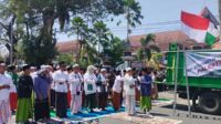 Ratusan masyarakat Pamekasan saat melakukan Salat Gaib di depan Kantor DPRD Pamekasan. (Seru.co.id/udi) - Aksi Solidaritas Bela Palestina, Warga Pamekasan Salat Gaib di Tengah Jalan