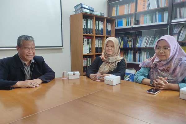 Rektor Unikama, Dr Sudi Dul Aji MSi (kiri), didampingi Ketua Panitia dan Kabag PPKA. (rhd) - Unikama Wisuda 529 Mahasiswa, 48 Persen Terserap Kerja Sebelum Lulus