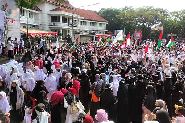 Ribuan massa turun jalan Aksi Bela Palestina di Alun-alun Tugu Malang. (rhd) - Ribuan Massa Turun Jalan Aksi Bela Palestina di Alun-alun Tugu Malang