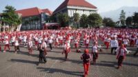 Ribuan peserta senam jantung sehat memadati halaman parkir Balai Kota Among Tani Kota Batu. (ist) - Senam Jantung Sehat HUT ke-22 Kota Batu diikuti 2000 Peserta