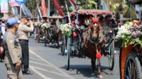 Rombongan Pj. Wali Kota Batu dan Forkompimda menaiki dokar wisata. (ist) - Masyarakat dan Wisatawan Kota Batu Tumplek Blek Saksikan Batu Art Flower Carnival