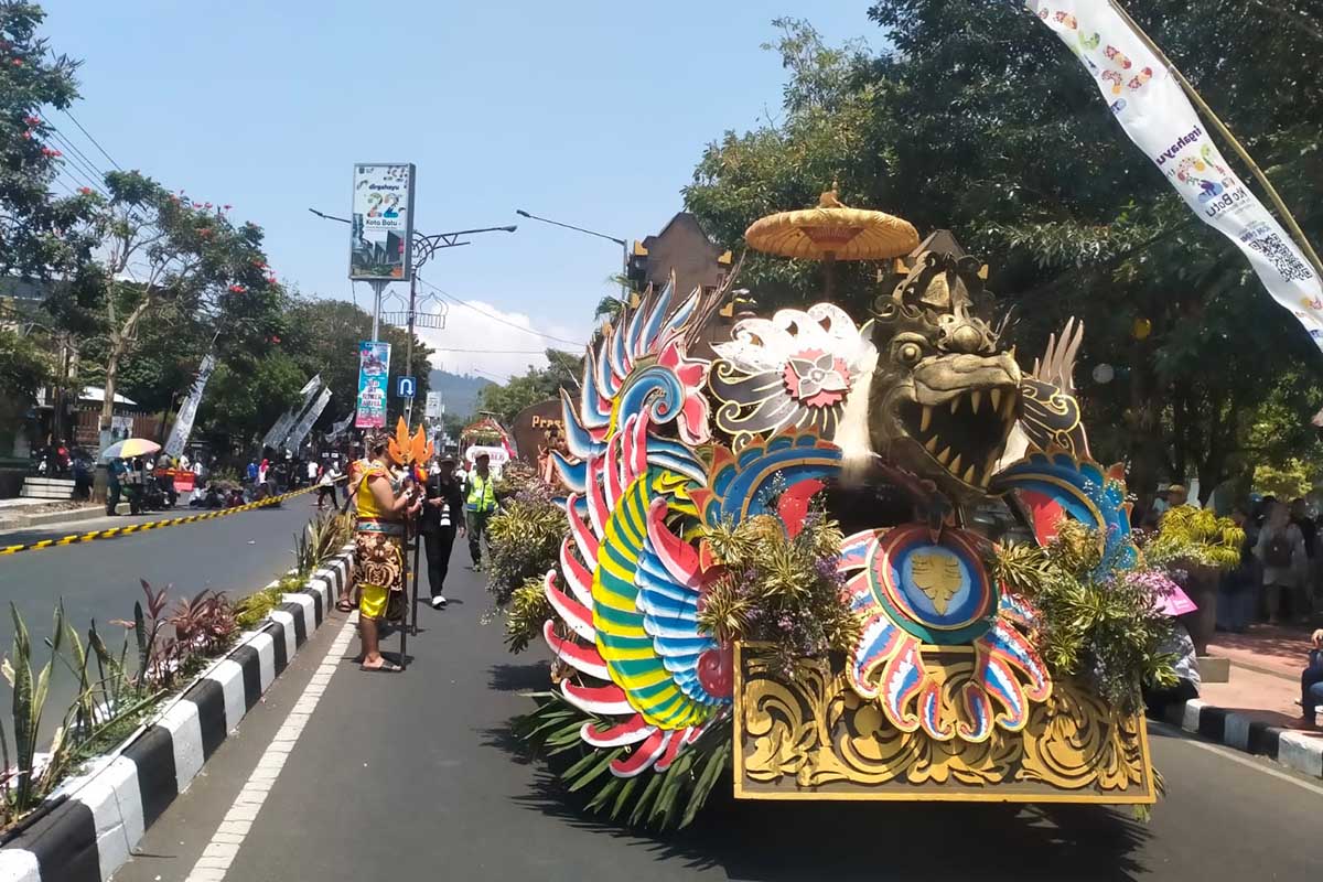 Salah satu kendaraan hias dari peserta Batu Art Flower Carnival asal Desa Mojorejo. (dik) - Masyarakat dan Wisatawan Kota Batu Tumplek Blek Saksikan Batu Art Flower Carnival