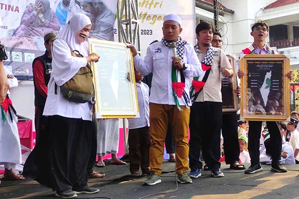 Salah satu open donasi lelang pigora 'Palestine Map' senilai Rp5 juta. (rhd) - Ribuan Massa Turun Jalan Aksi Bela Palestina di Alun-alun Tugu Malang