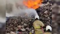 Salah satu peristiwa kebakaran yang terjadi di Tempat Pembuangan Akhir sampah. (ist) - Cuaca Panas Ekstrem, Ada 19 Kebakaran TPA di Kota Batu - DLH Batu Prihatin Kebakaran 19 TPA di Luar Daerah