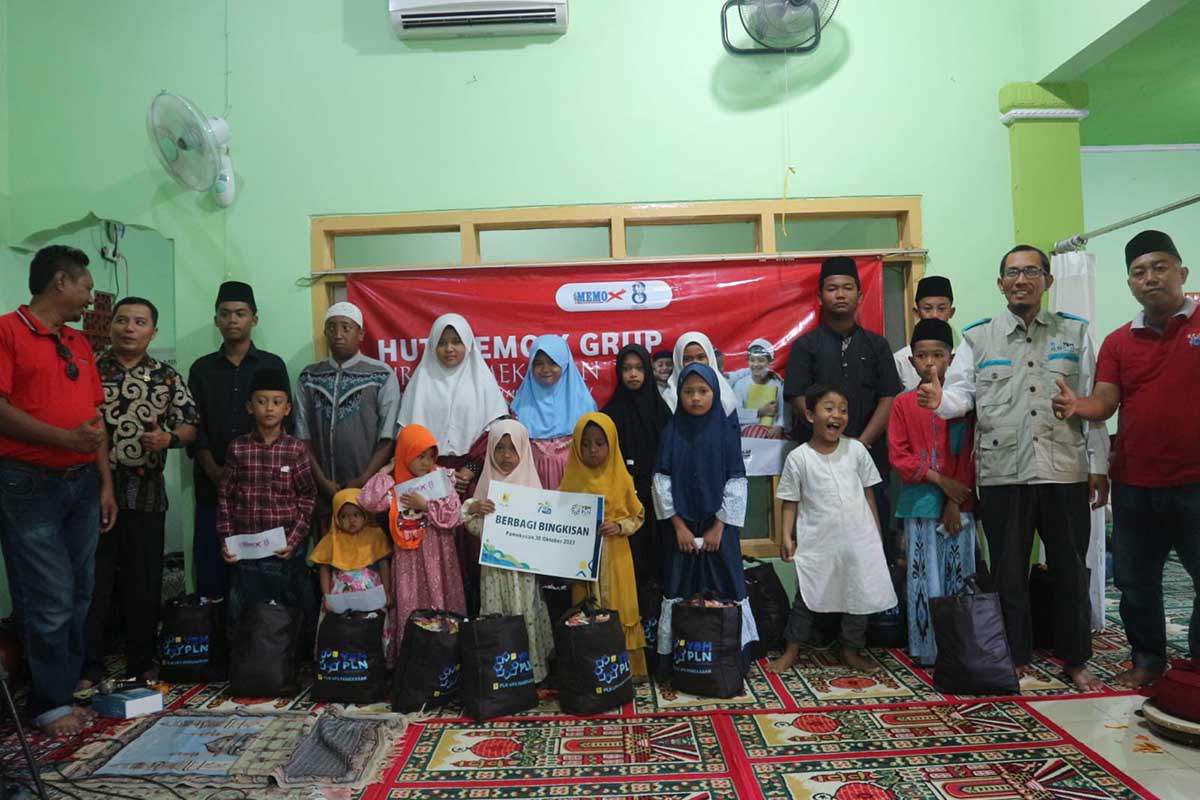 HUT Memo X: Santunan pada puluhan anak yatim bersama Yayasan Baitul Maal (YBM) PLN Unit Pelaksana Pelayanan Pelanggan (UP3) Pamekasan di Mushola Al-Mounier, Jl Tumenggungan, Pamekasan, Senin (30/10/2023). (Seru.co.id/udi) - HUT ke-8 Memo X, Bersama YBM PLN UP3 Pamekasan Santuni Anak Yatim