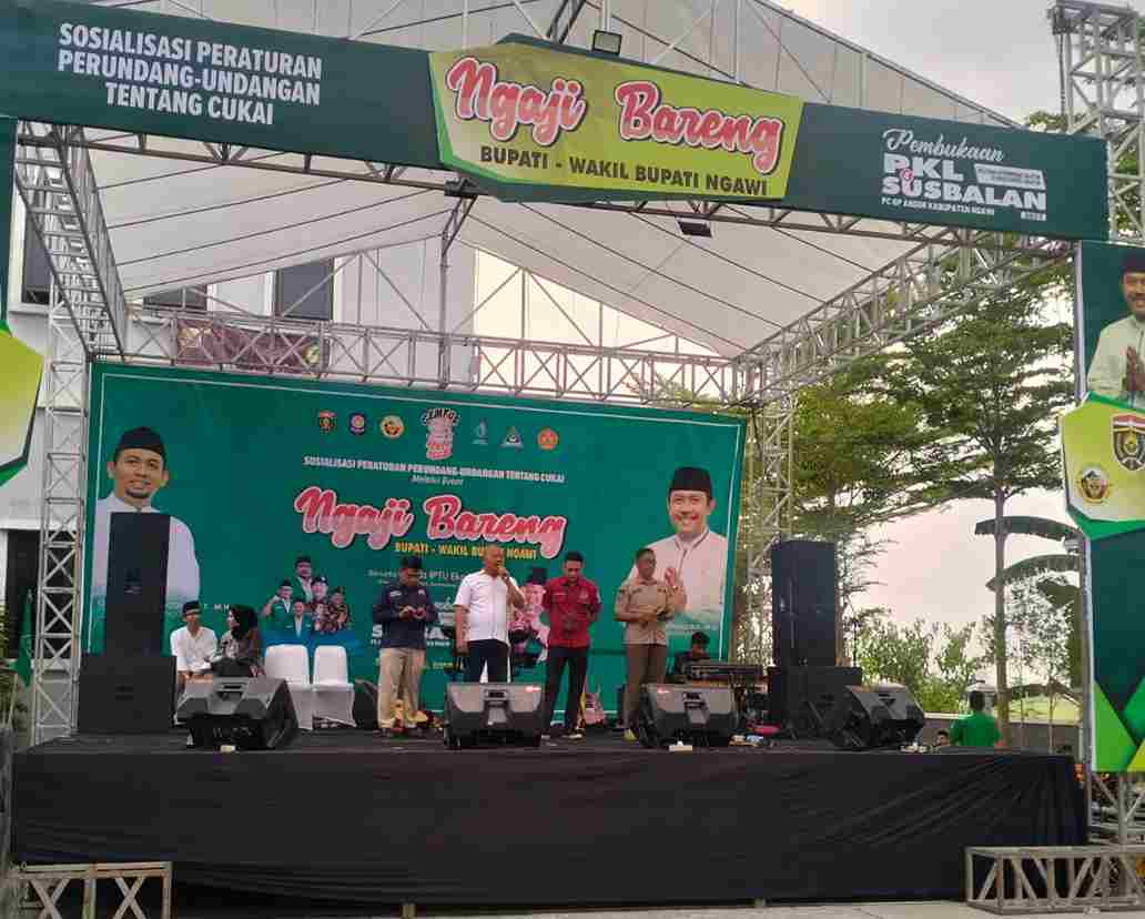Satpol PP Ngawi Beri Edukasi Ciri Rokok Ilegal dalam acara Ngaji Bareng Bupati dan Wakil Bupati