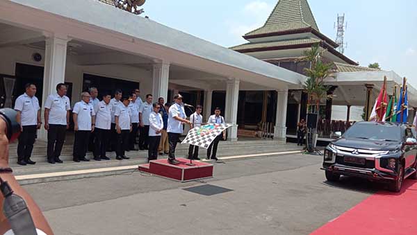 Sebelum memberangkatkan, Pj. Bupati Jombang Sugiat membacakan Ripta Prasasti Gubernur Jawa Timur Khofifah Indar Parawansa. (Seru.co.id/ful) - PJ Bupati Jombang Berangkatkan Kirab Pataka
