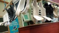 Seperti halnya produk fashion lain, merawat sepatu juga membutuhkan banyak teknik. Sepatu dengan bahan pembuatan yang berbeda harus diperlakukan secara berbeda. (Seru.co.id/ej) - Jangan Khawatir Cuci Sepatu Ada di Kota Batu