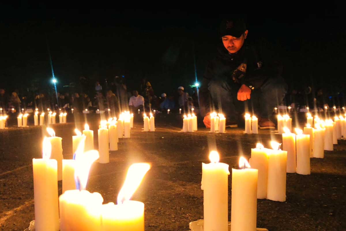 Seribu lilin dan doa untuk 135 korban jiwa Tragedi Kanjuruhan. (wul) - Teringat Kelamnya Tragedi Kanjuruhan Satu Tahun Lalu