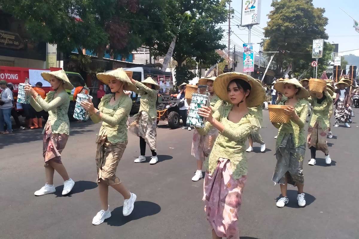 Suguhan tarian kontemporer dari kontingen Desa Tulungrejo. (dik) - Batu Art Flower Carnival Angkat Hasil Potensi Asli Kota Batu