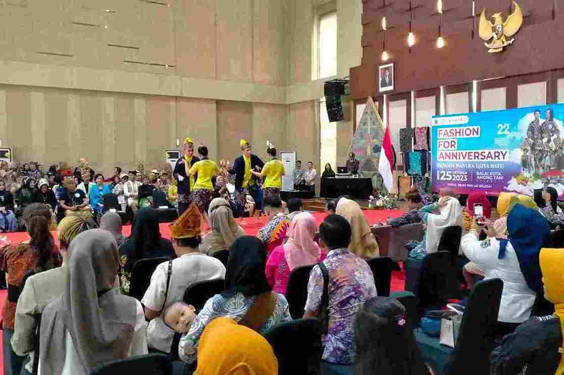 ASN Pemkot Batu Peragakan Batik Lokal di Fashion for Anniversary