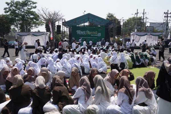 Tasyakuran Hari Santri Nasional usai dilaksanakan Upacara. (ist) - "Jihad Santri Jayakan Negeri", Ribuan Santri Penuhi Halaman Balaikota Among Tani
