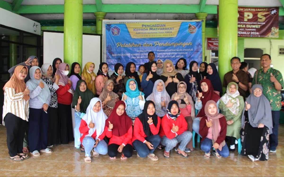 Tim PKM Polinema bersama warga Desa Duwet Tumpang. (ist) - PKM Polinema Latih Pembuatan Selai Tomat Warga Desa Duwet Tumpang