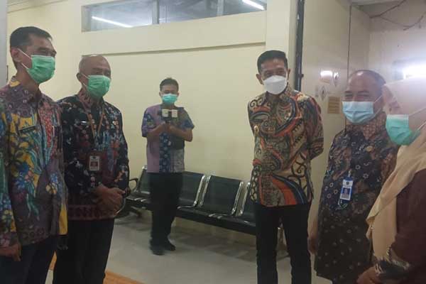 Wahyu Hidayat bersama pegawai RSUD Kota Malang. (Sru.co.id/ws8) - Pj Walikota Soroti Fasilitas dan Pelayanan RSUD Kota Malang