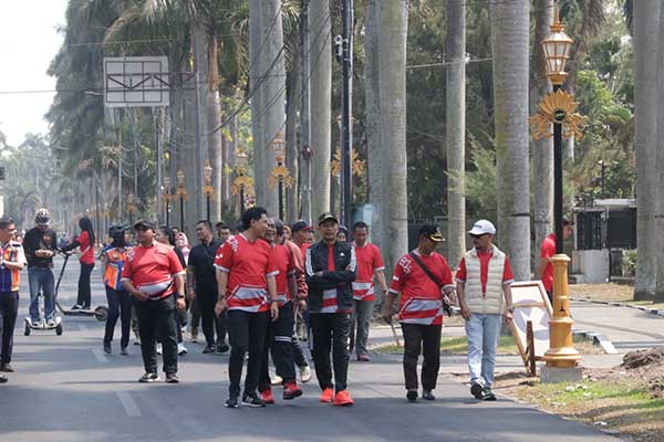 Wahyu berjalan di CFD bersama OPD. (Seru.co.id/ws8) - Pj Walikota Malang Sapa Warga di World Walking Day dan CFD