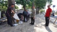 Walikota Batu didampingi Kadis LH Kota Batu dalam kegiatan kerja bakti sisa Pasar Relokasi. (ist) - Sisa Lapak Kuliner Pasar Relokasi Batu, Pj. Walikota: Kita Kembalikan Semula!