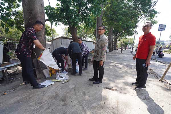 Walikota Batu didampingi Kadis LH Kota Batu dalam kegiatan kerja bakti sisa Pasar Relokasi. (ist) - Sisa Lapak Kuliner Pasar Relokasi Batu, Pj. Walikota: Kita Kembalikan Semula!